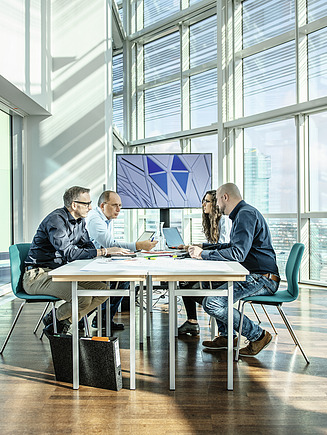 Eine Besprechung in einem großen Raum