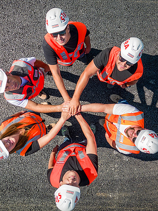 Foto von einem Plan und einer Hand mit Bleistift